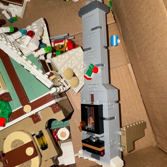 Lego North Pole Workshop Set with Green and Red - Picture 2 of 3